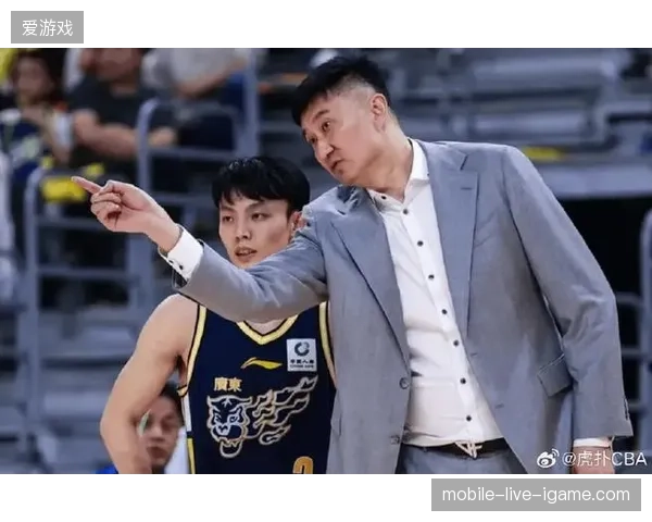杜锋指导信任年轻后卫处理关键球，徐杰的果断出手帮助广东锁定胜局